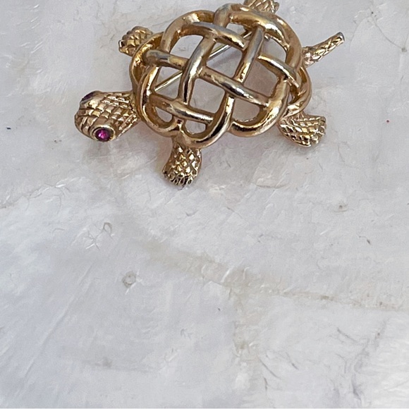 Napier Gold Tone Faux Pink Ruby Eye Mini Turtle Brooch 1 3/8” - Picture 5 of 12